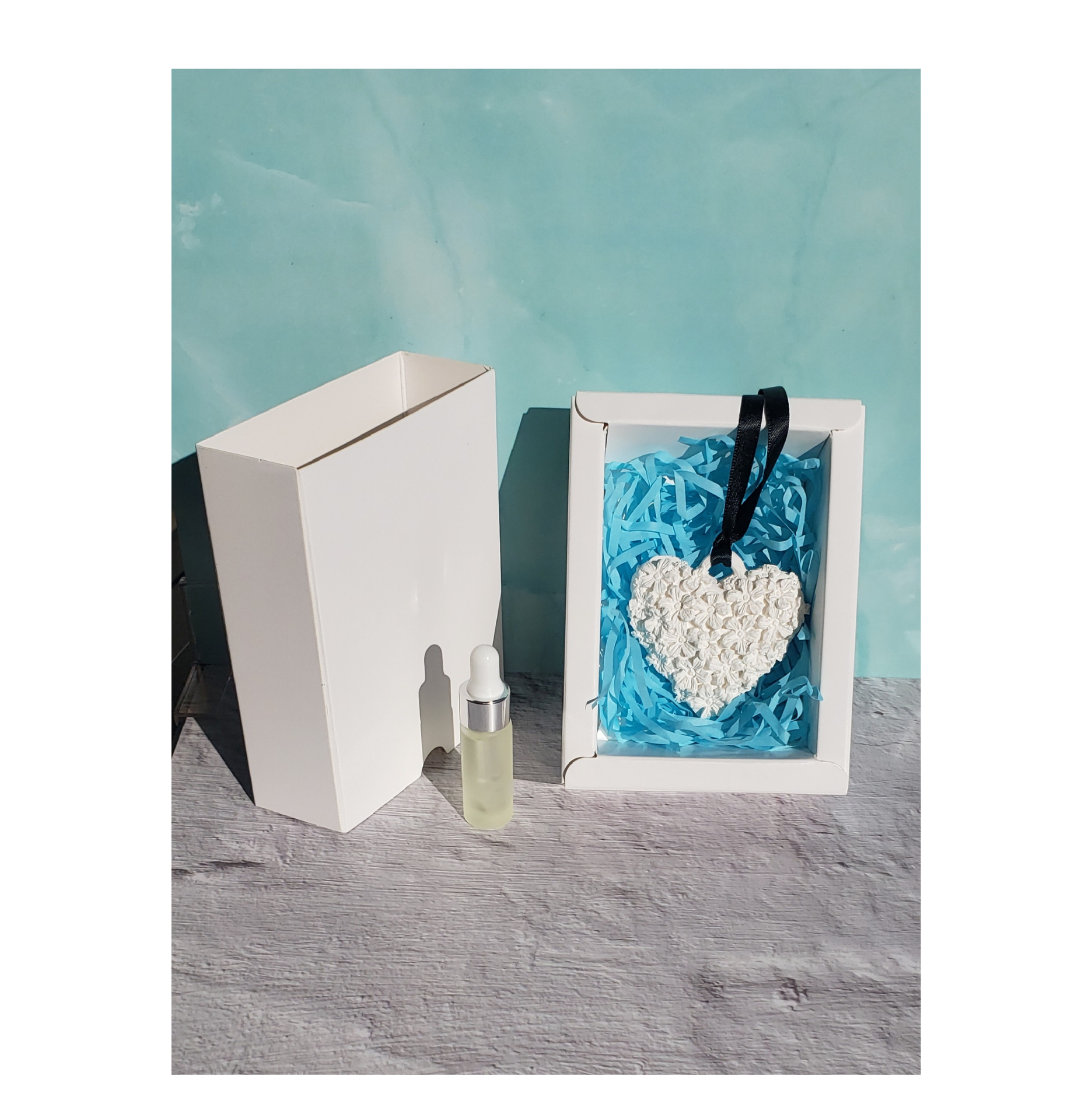 Coffret plâtre parfumé Cœur & Fleurs avec sa recharge "Divine"